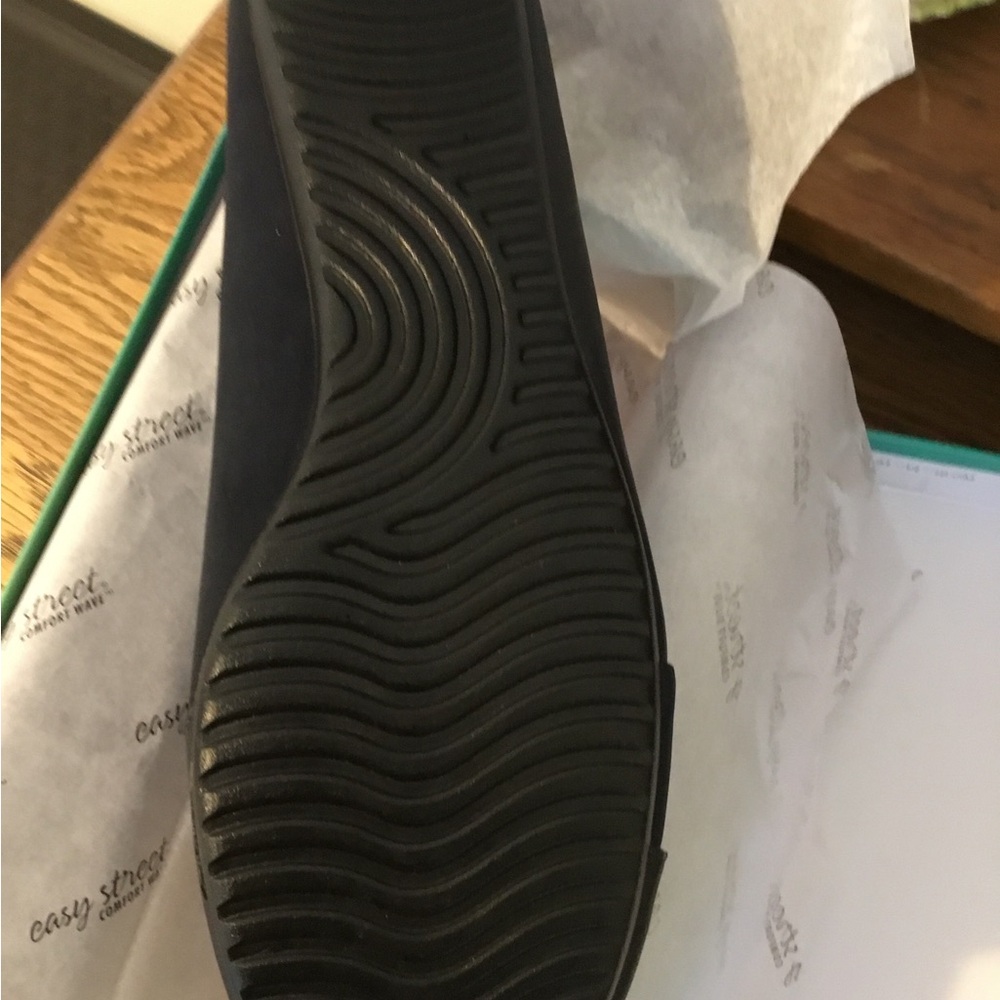 EASY STREET COMFORT WAVE FLATS - Picture 2 of 5